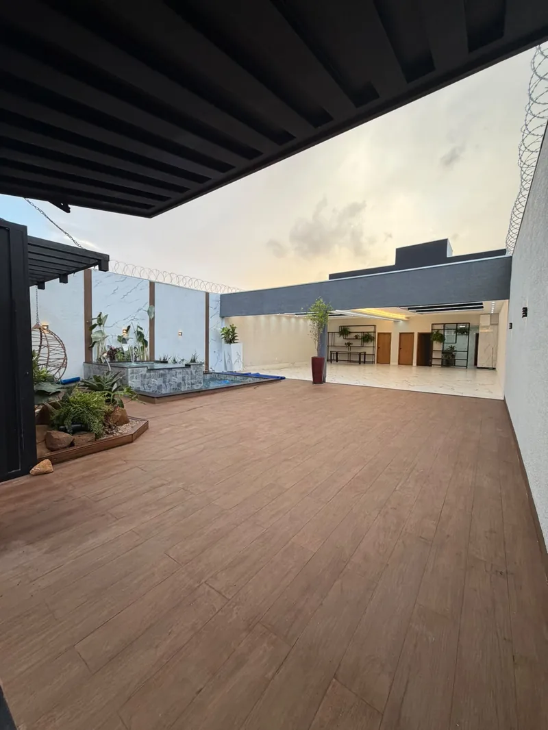 Área externa coberta da casa de festa em Uberlândia, pronta para decoração