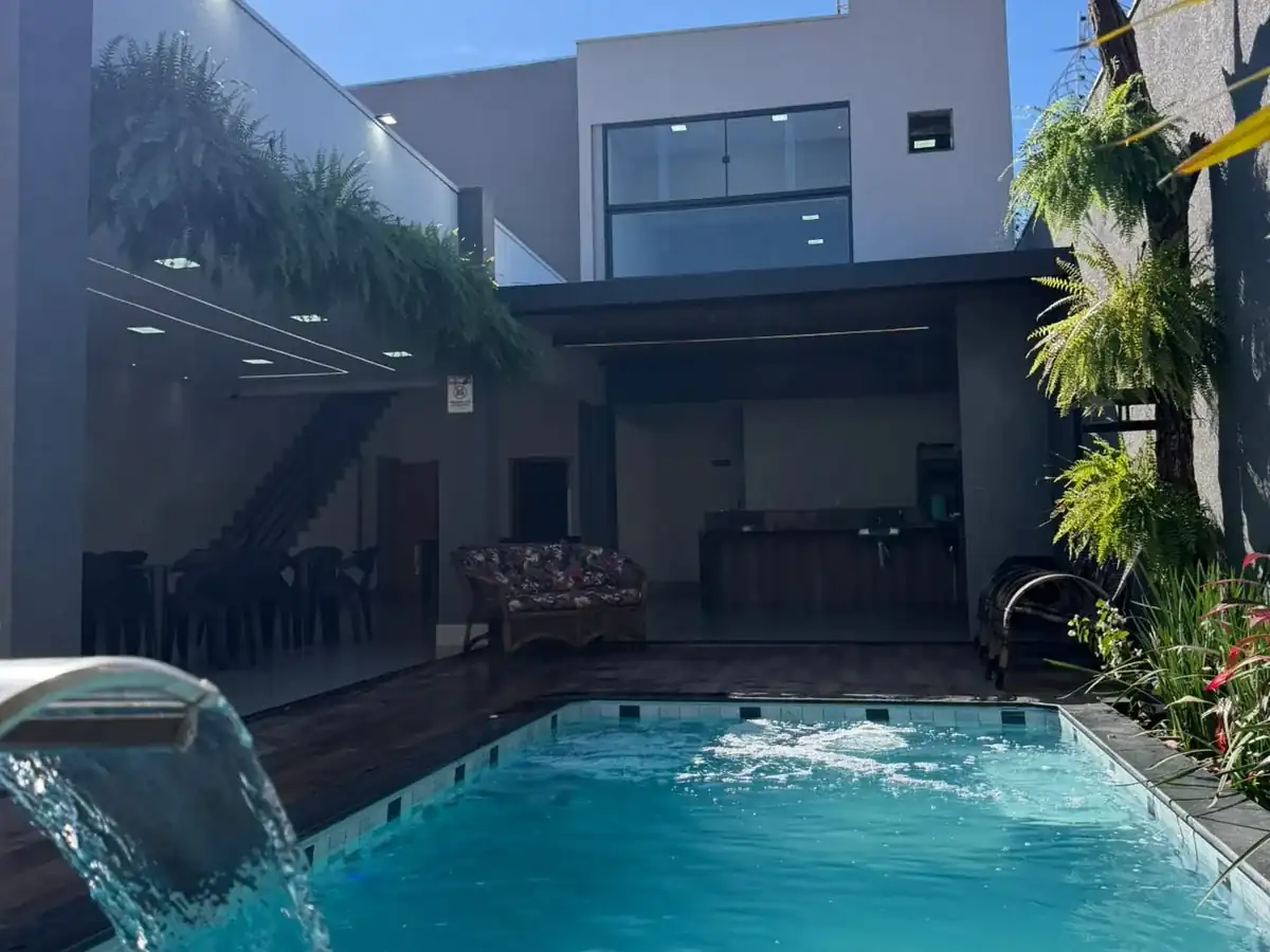 Piscina do espaço para festa em Uberlândia em dia ensolarado