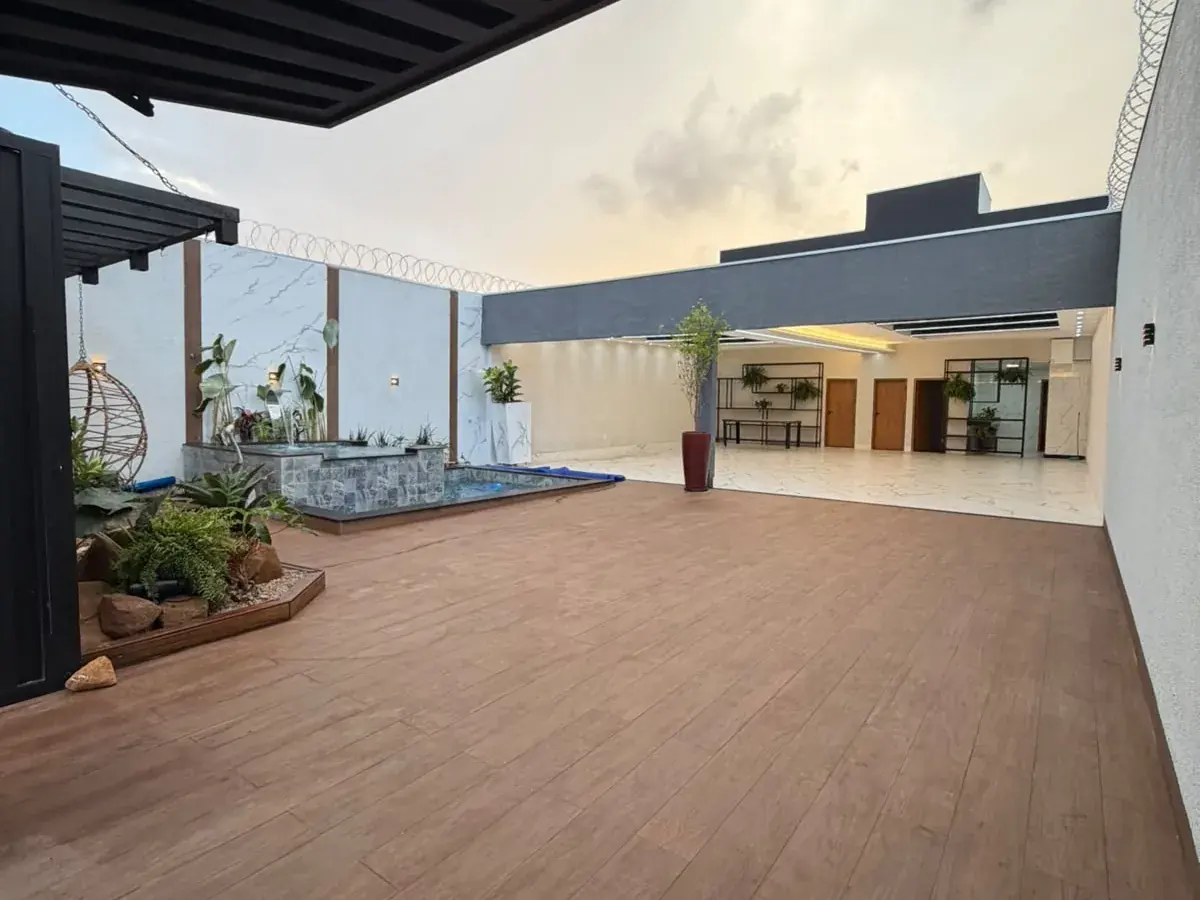 Vista geral do salão de festa em Uberlândia com piscina e área coberta