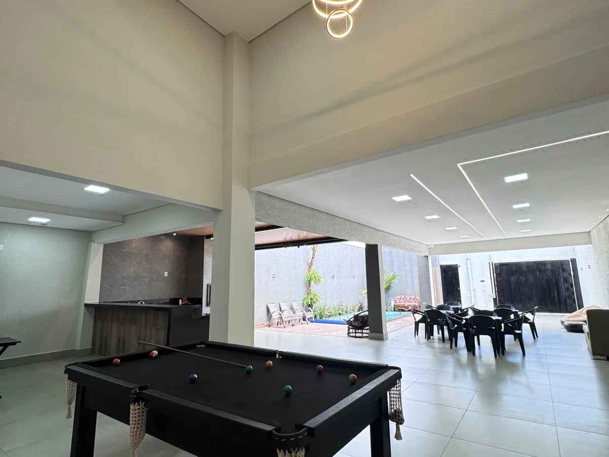 Espaço versátil para festa infantil em Uberlândia com piscina e sala de jogos