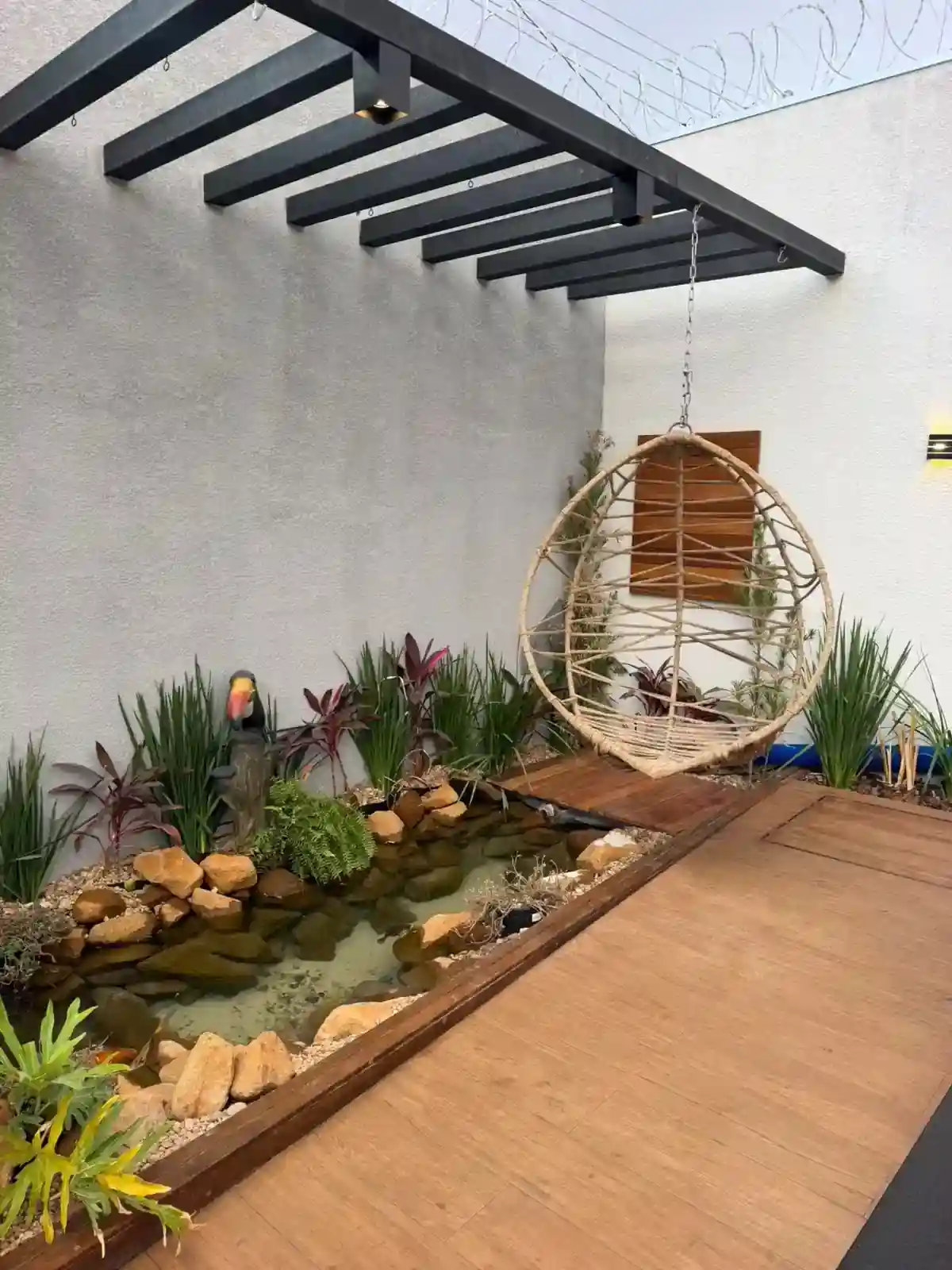 Salão de Festa Morumbi — jardim e lago na área externa do Isas Eventos em Uberlândia