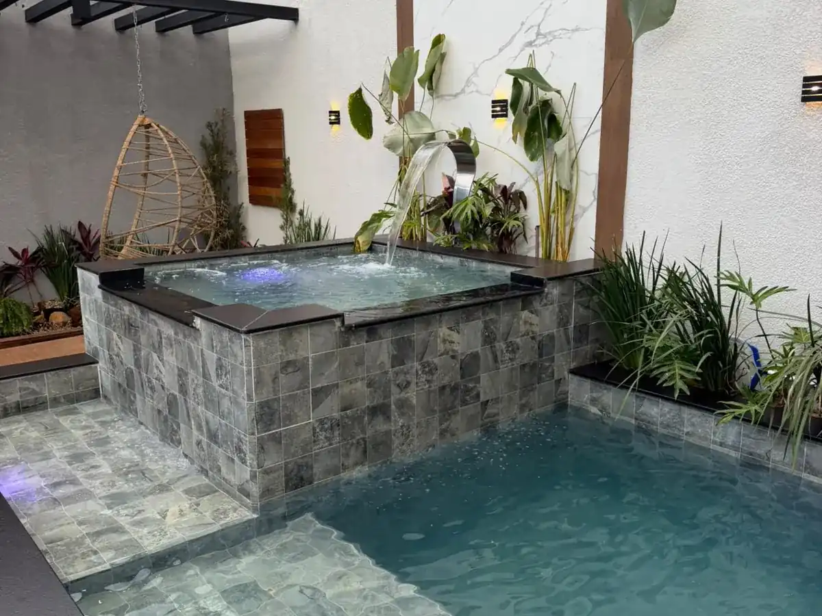 Hidromassagem com cascata do salão de festa com piscina em Uberlândia