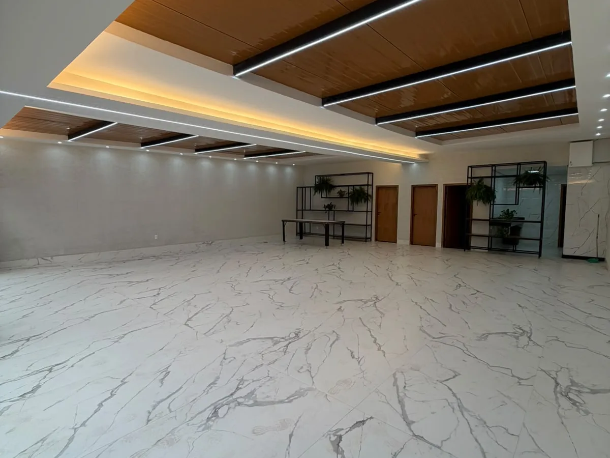 Salão de festa em Uberlândia, salão amplo com piso de mármore pronto para eventos