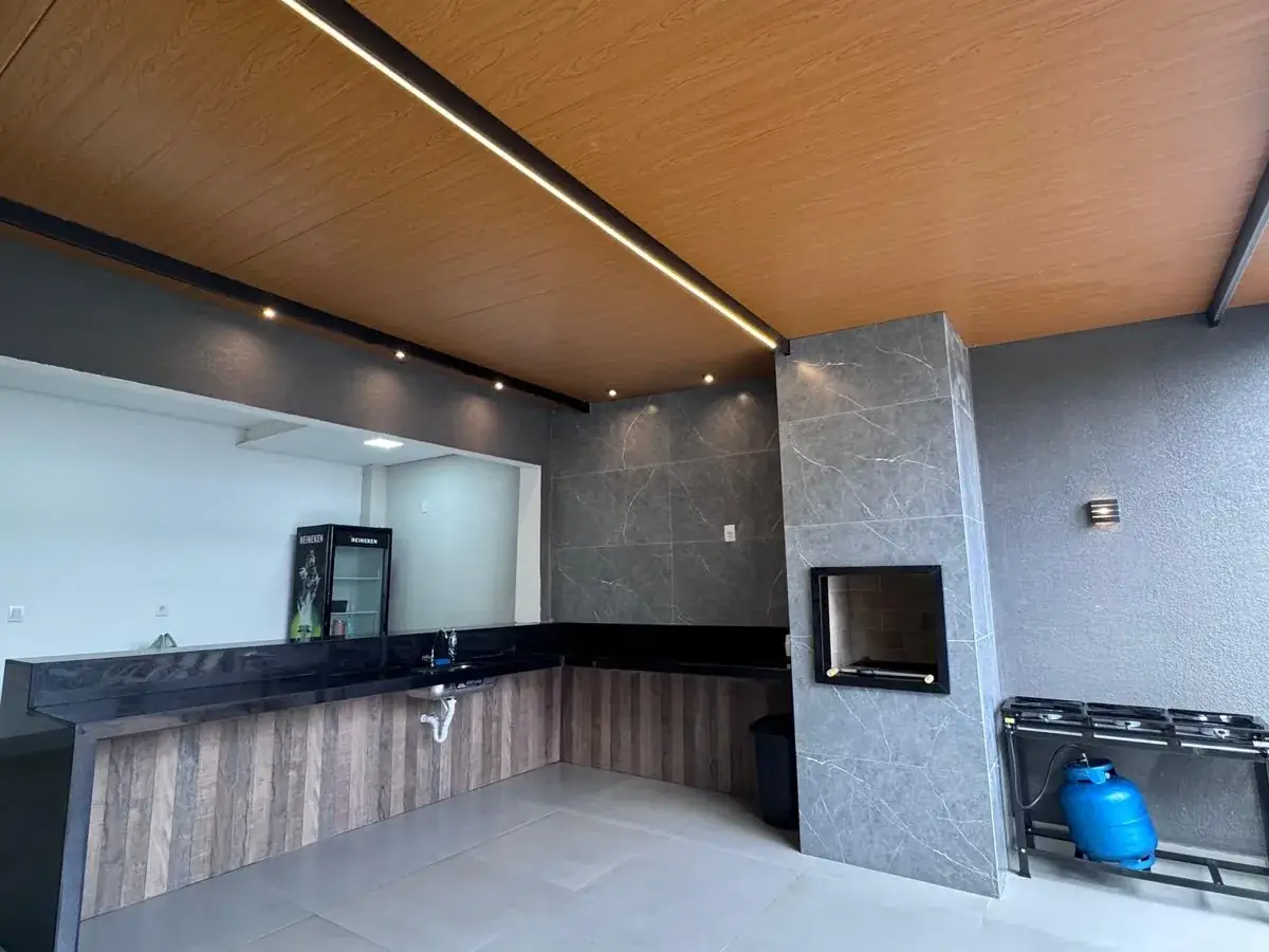 Cozinha e bar equipados do salão de festas em Uberlândia