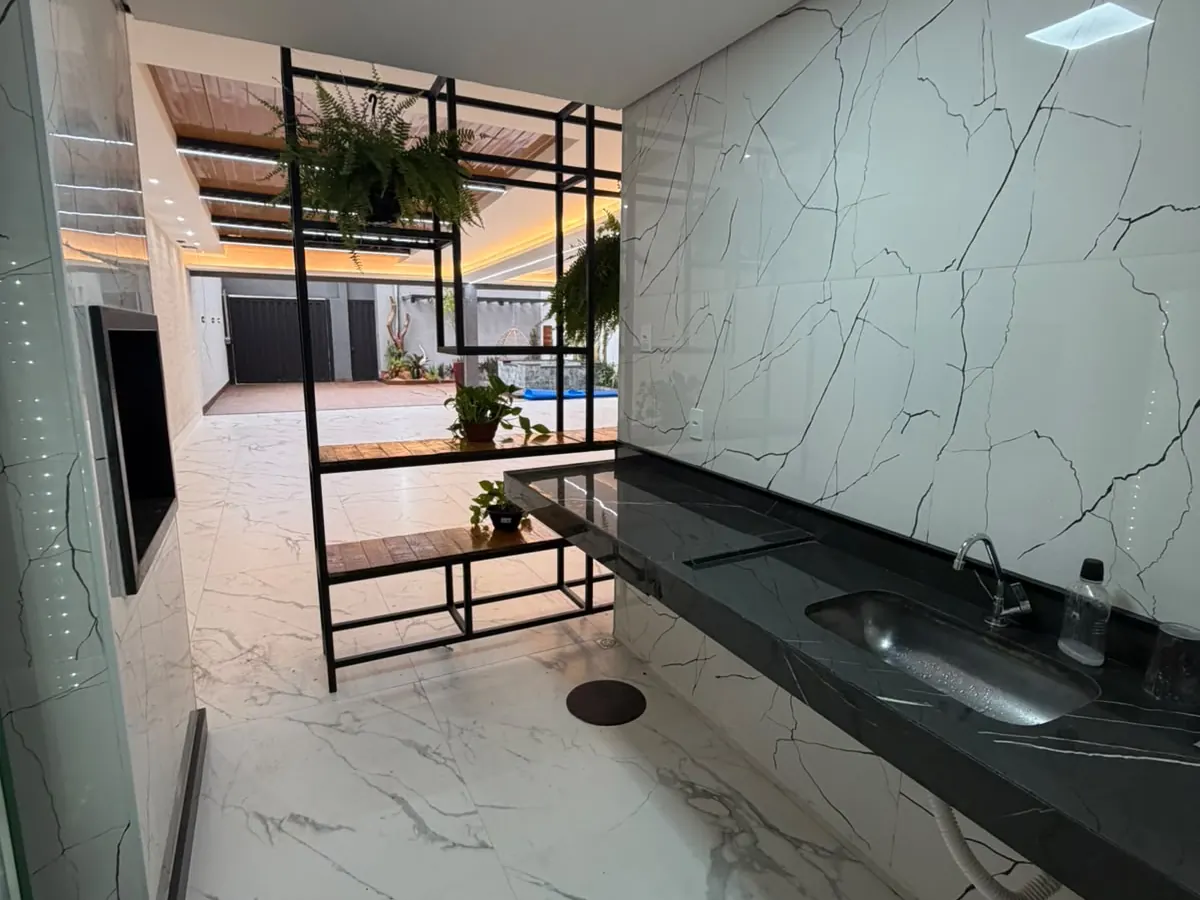 Sala de jogos com sinuca para descontrair após o evento corporativo